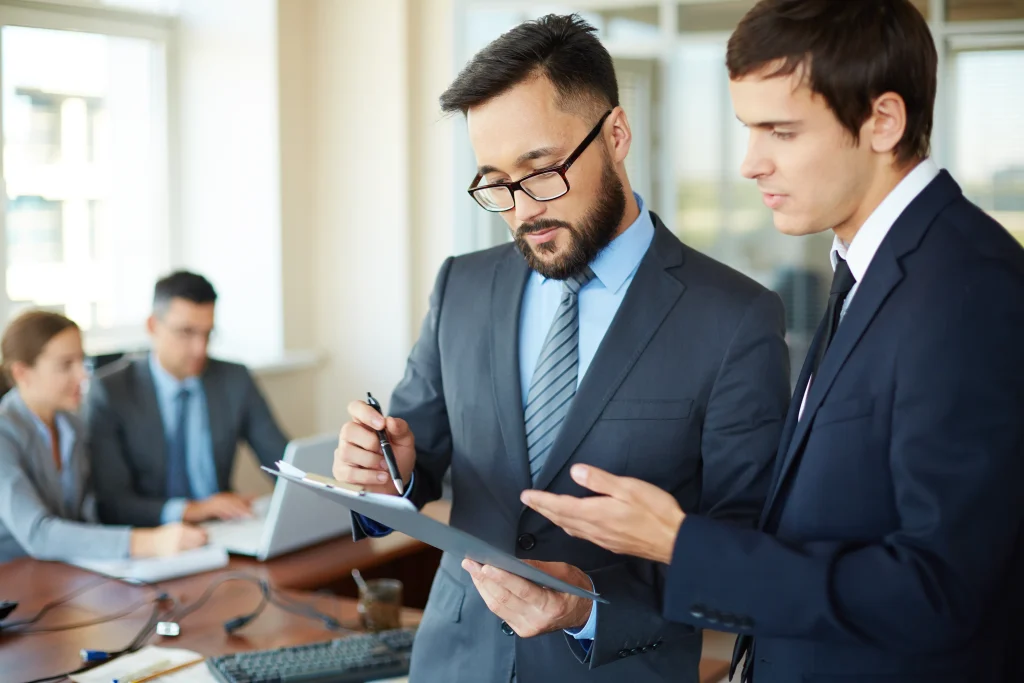 HR manager using Payroll Software with WPS Compliance in Abu Dhabi, UAE for employee salary processing